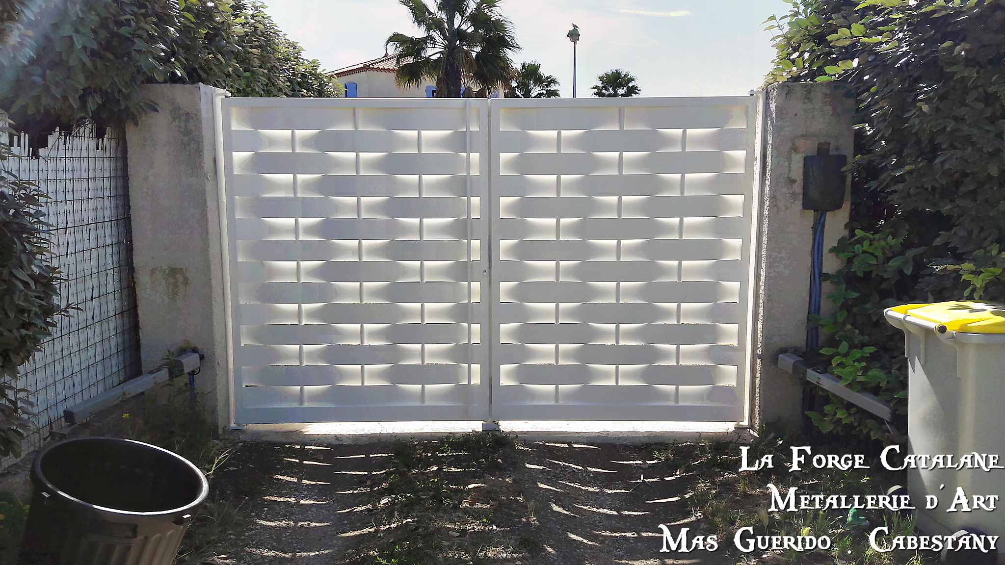 portail 2 vantaux vannerie avec tubes moderne  vantaux fer La Forge Catalane Cabestany.jpg